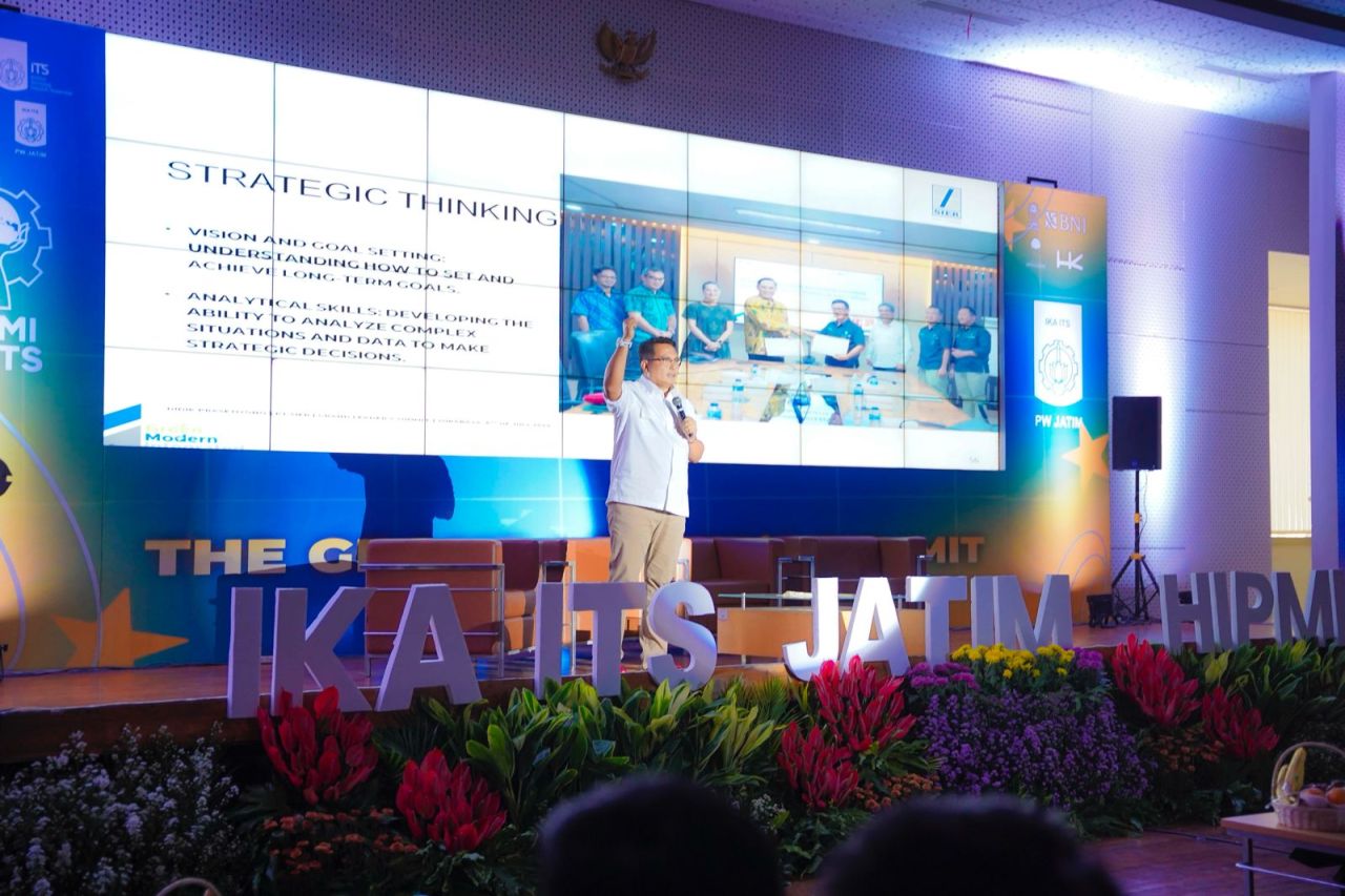 Direktur Utama (Dirut) PT Surabaya Industrial Estate Rungkut (SIER), Didik Prasetiyono menjadi narsum dalam acara The Grand Leader Summit bertema ‘ Transitioning from Academic Excellence to Business Leadership. (Dok Humas PT SIER)