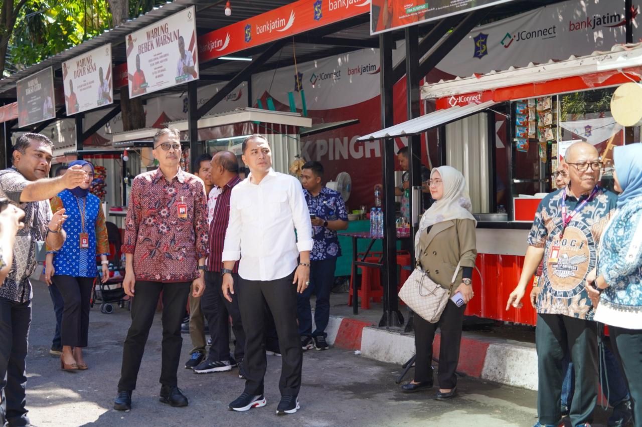 Peresmian SWK Pinghay dihadiri Walikota Surabaya Eri Cahyadi, Direktur Utama bankjatim Busrul Iman. (Dok Humas Bank Jatim)