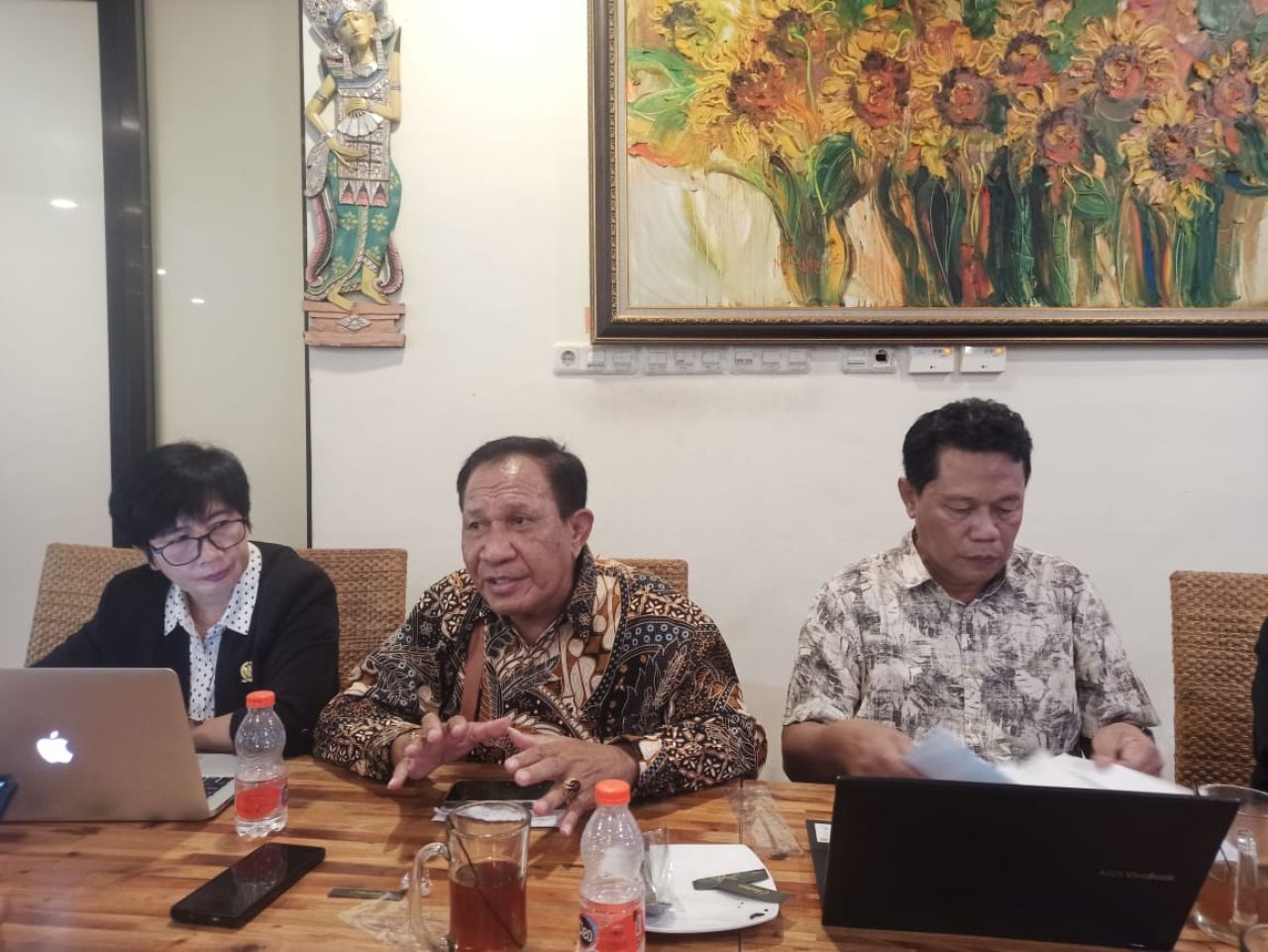 Sudah 20 Tahun Tinggal, Pria ini Mengaku Dipersulit Urus KTP Surabaya Amin Santoso (tengah), warga Kelurahan Banjarsugihan, Kecamatan Tandes, Surabaya. (Red)