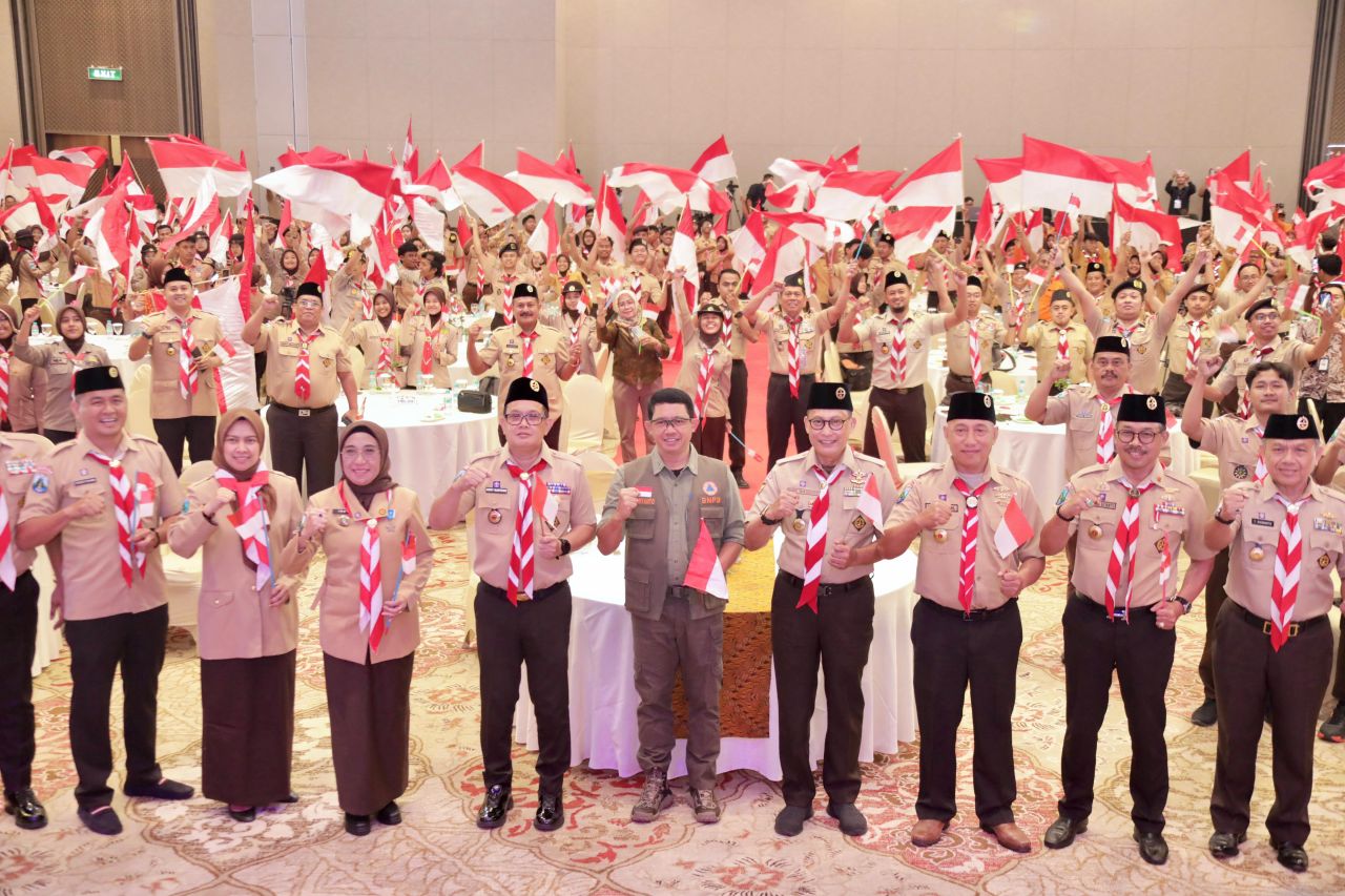 Arum Sabil Terima Penghargaan Pin Emas dari BNPB