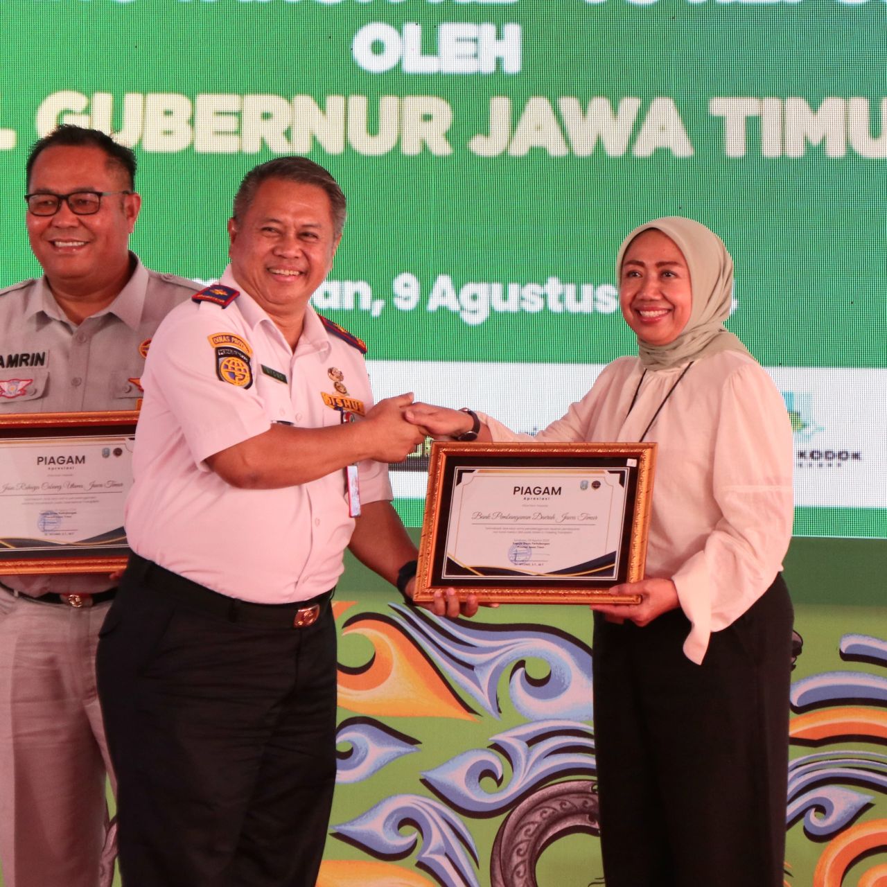 Dishub Jatim beri penghargaan kepada Bank Jatim. (Red)