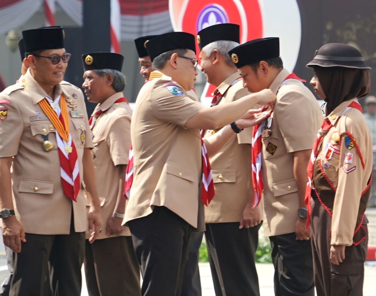 Hari Pramuka ke-63, Kalaksa BPBD Jatim Terima Penghargaan Brevet Kehormatan Brigade Penolong