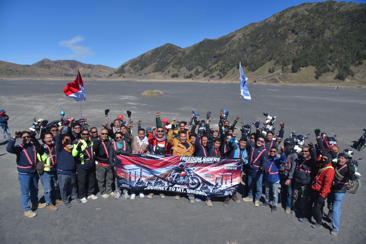 Karyawan PT SIER rayakan HUT RI ke-79 di Gunung Bromo. (Red)