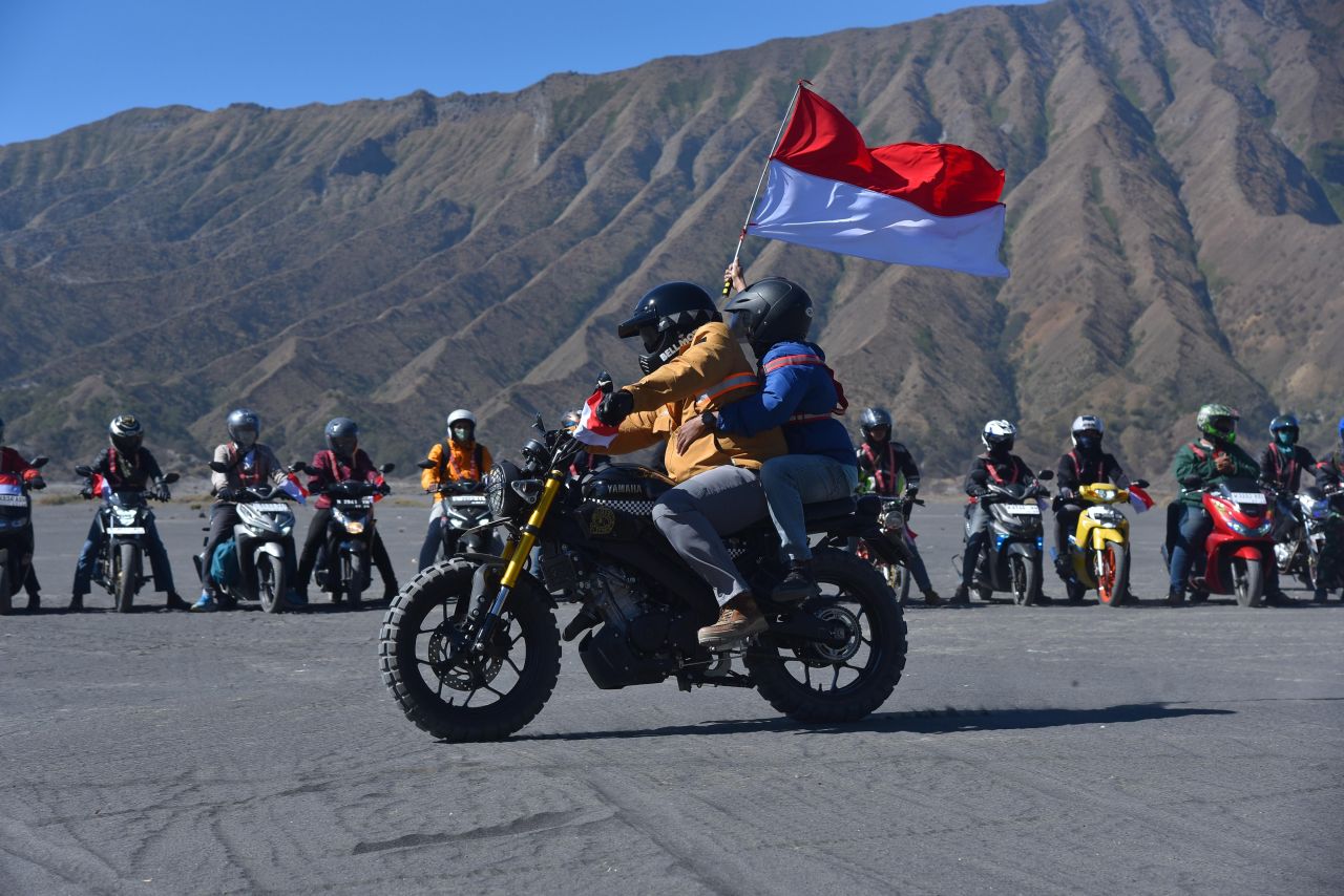 HUT ke-79 RI, Karyawan SIER Kumandangkan ‘Indonesia Raya’ di Lautan Pasir Bromo