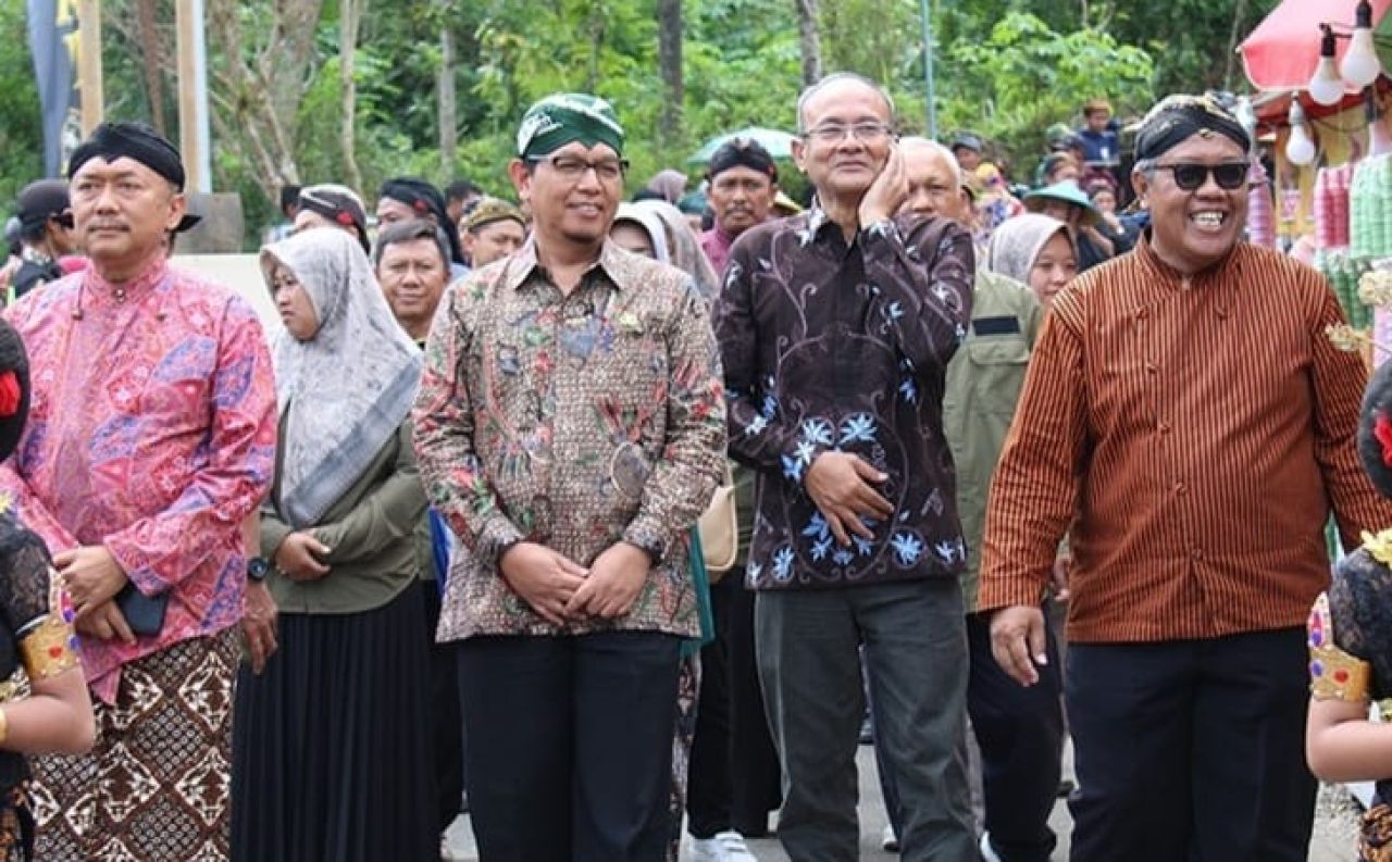 Desa Salamwates Gelar Festival Desa Upacara Adat Baritan
