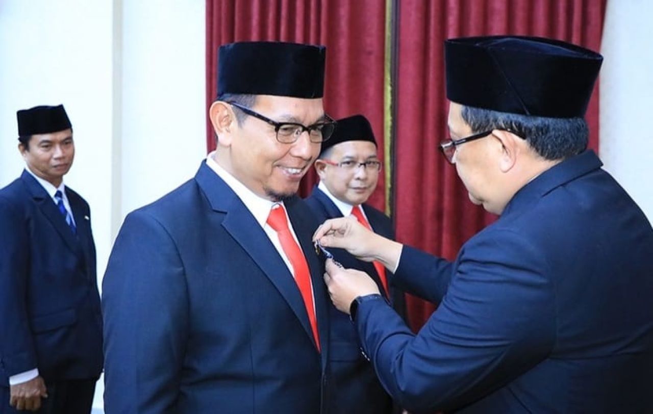 Kadis PMD Jatim Terima Satyalancana Karya Satya Kepala Dinas Pemberdayaan Masyarakat Desa Provinsi Jatim Ir Budi Sarwoto MM mendapatkan Tanda Kehormatan Republik Indonesia Satyalancana Karya Satya (SLKS). Penyematan dilakukan oleh Pj Gubernur Jawa Timur Adhy Karyono di Gedung Negara Grahadi Surabaya, R