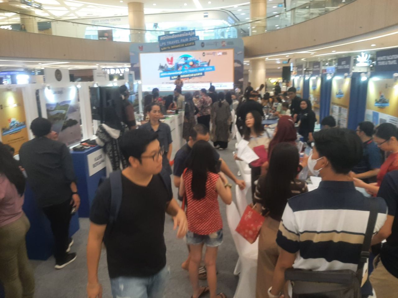 Puluhan Booth Pariwisata Ramaikan Di Indonesia Aja Travel Fair 2024 di Surabaya