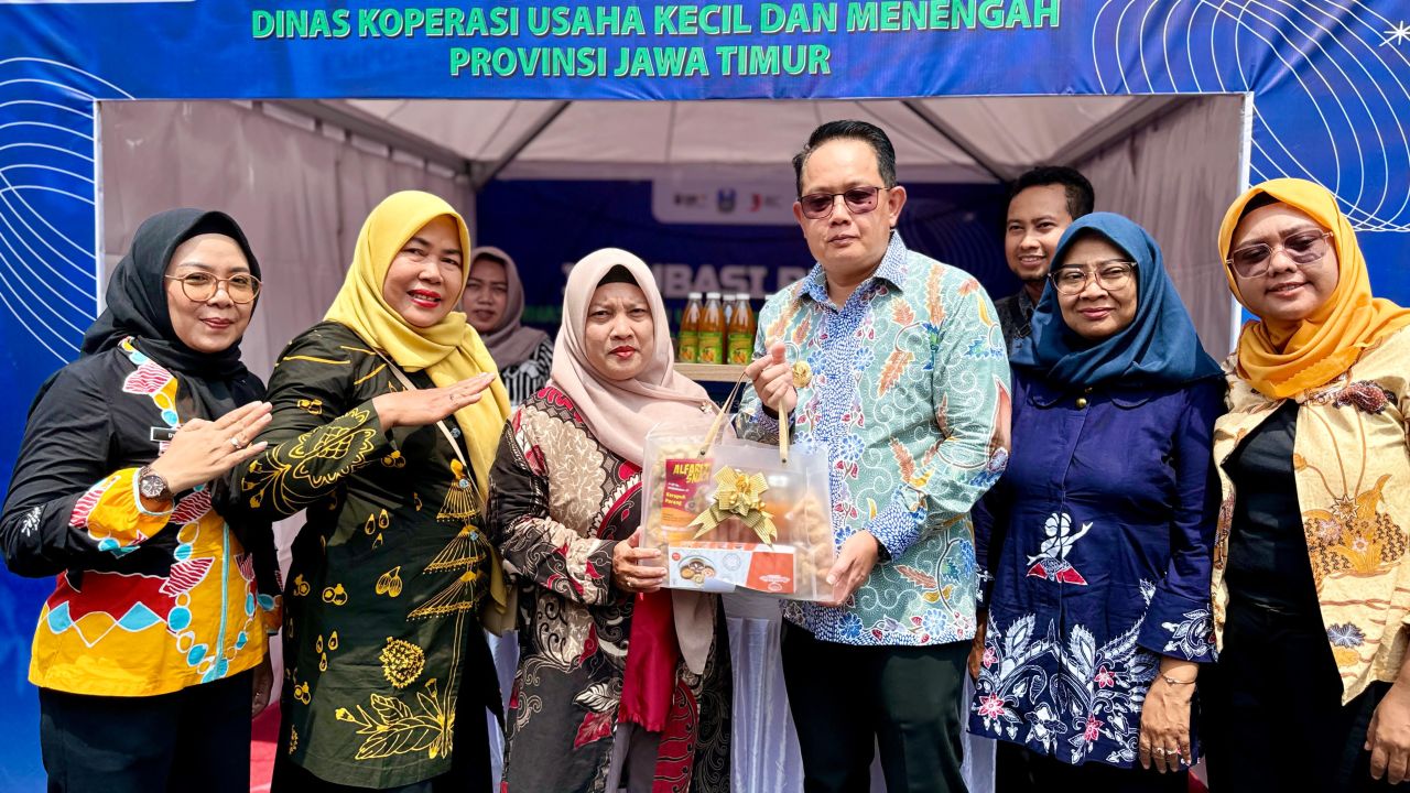 ThumbnailPj. Gubernur Jatim Resmikan Kawasan Kuliner Halal Pertama Di Jatim, Jadi Pilot Project untuk Dukung Tumbuhnya Industri Halal Pj. Gubernur Jatim Resmikan Kawasan Kuliner Halal Pertama Di Jatim, Jadi Pilot Project untuk Dukung Tumbuhnya Industri Halal