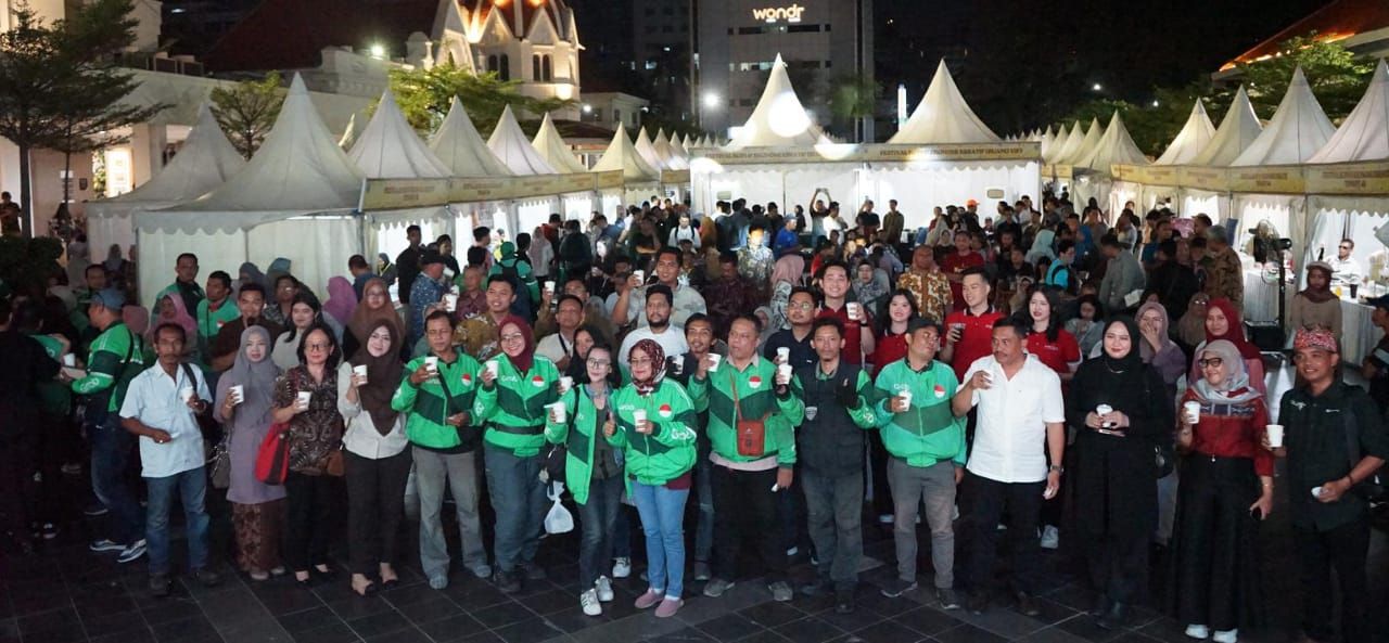 Promosi Desa Wisata, Disbudpar Jatim bagikan 1.000 cangkir kopi gratis di Alun - Alun Surabaya