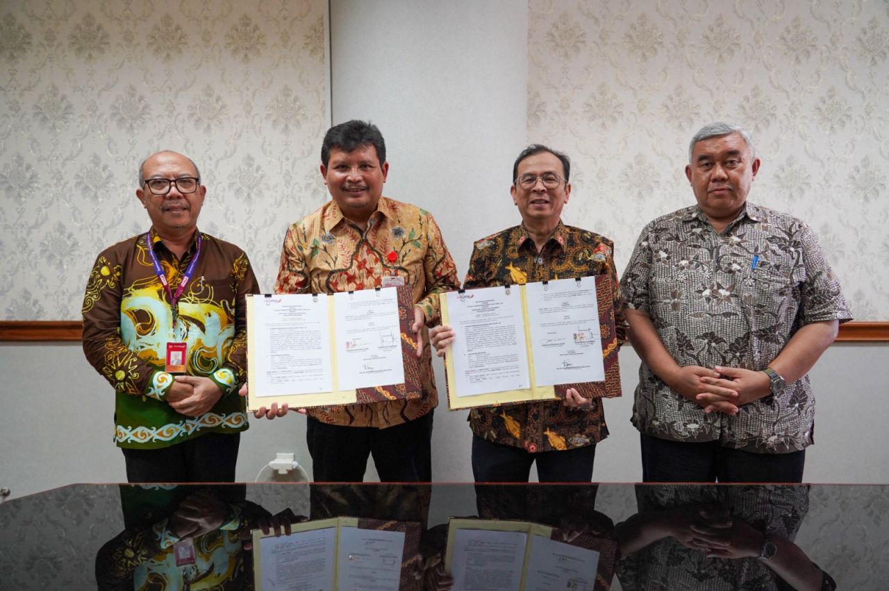 PT Bank Pembangunan Daerah Jawa Timur Tbk (bankjatim) bersama dengan Universitas Airlangga telah melakukan penandatanganan perjanjian terkait sponsorship sepeda listrik bankjatim pada hari Senin (14/10). (Red)
