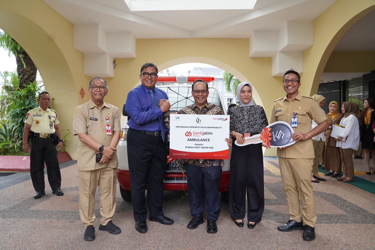 Tingkatkan Pelayanan Kesehatan, Bank Jatim Serahkan CSR Ambulance Kepada RSUD Haji Provinsi Jawa Timur