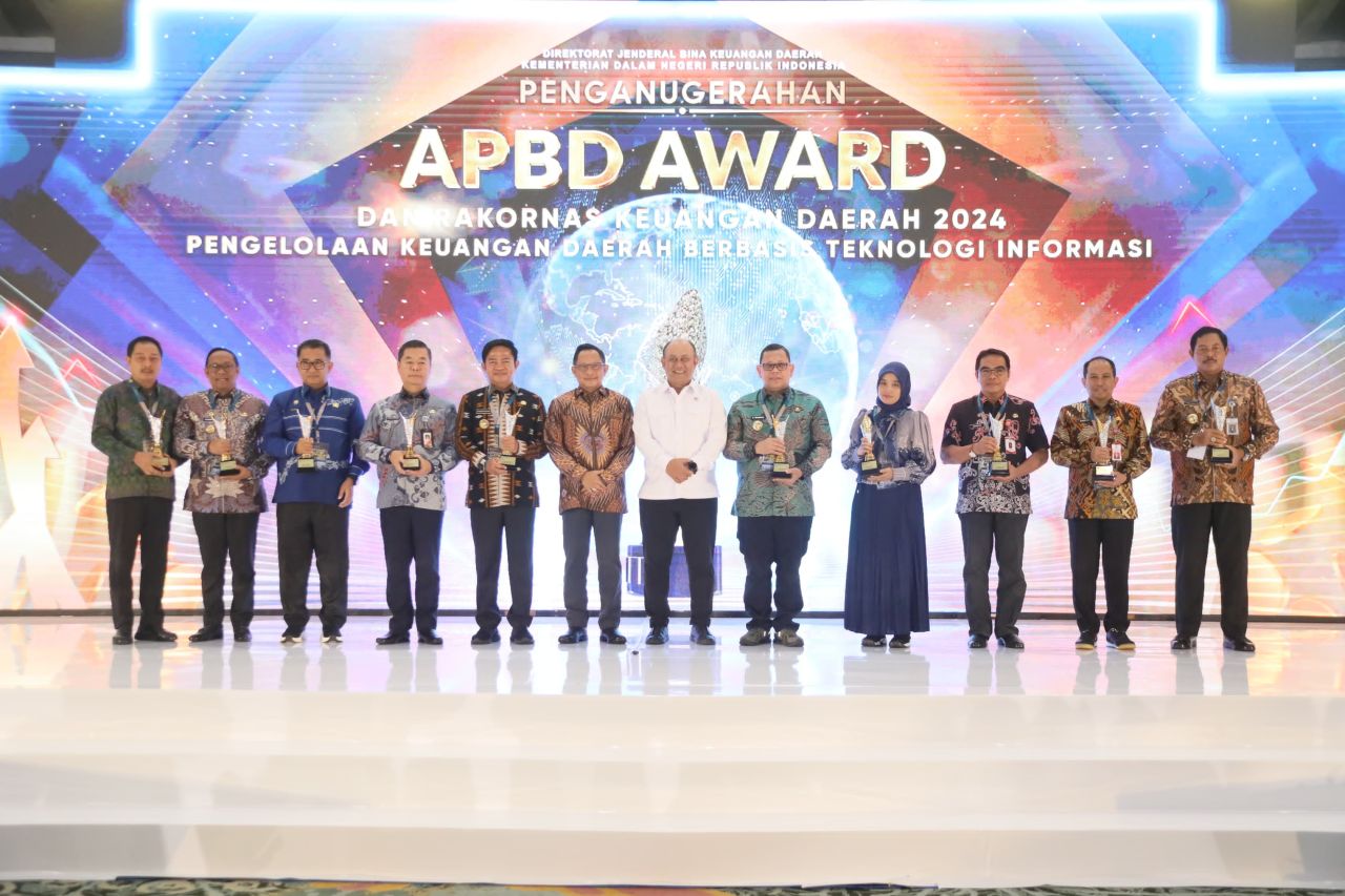 Jatim Borong 4 Penghargaan di APBD Award 2024, Pj. Gubernur Adhy: Bukti Komitmen Pengelolaan Anggaran yang Akuntabel dan Efisien