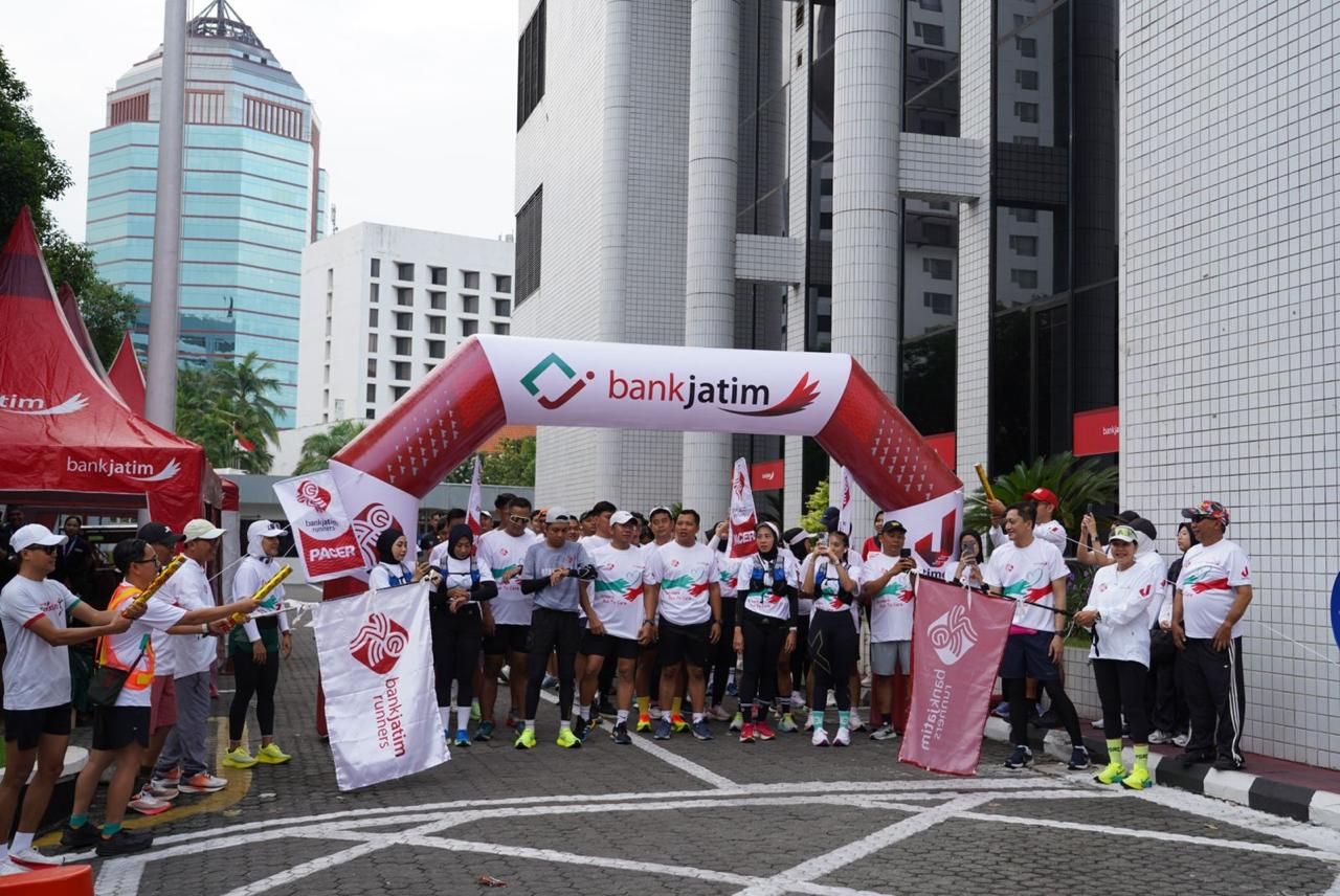 Jatimers Run To Care Kembali Digelar, Bank Jatim Serahkan Donasi Ke Yayasan Bina Karya Mandiri