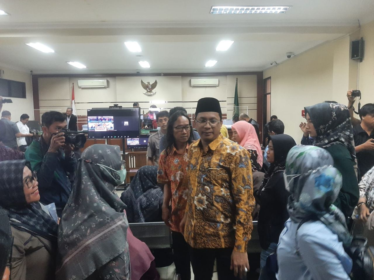 Gus Muhdlor Divonis 4 Tahun 6 Bulan, Pendukungnya Histeris