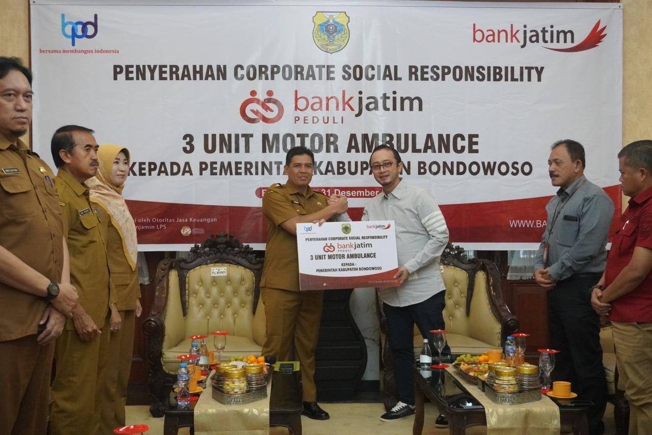 Akhir Tahun 2024, Bank Jatim Serahkan CSR Ke Dua Pemkab Sekaligus