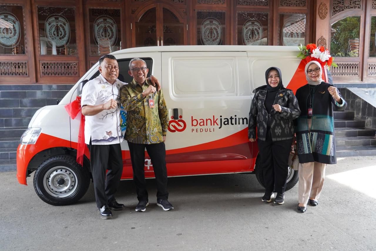 Bank Jatim Serahkan CSR ke Pemkab Ponorogo dan Sumenep