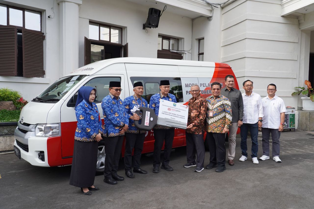 Bank Jatim Dukung Aksesibilitas Pelayanan Pajak Hingga Percantik Aloon-Aloon dan Taman Lewat Dua CSR Sekaligus