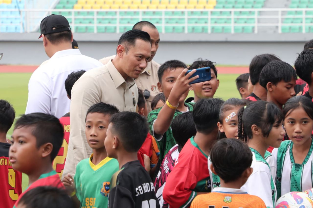 ThumbnailPresiden Resmikan 17 Stadion Berkelas Dunia, Menko AHY: Komitmen Infrastruktur Dukung Prestasi Olahraga Nasional Presiden Resmikan 17 Stadion Berkelas Dunia, Menko AHY: Komitmen Infrastruktur Dukung Prestasi Olahraga Nasional