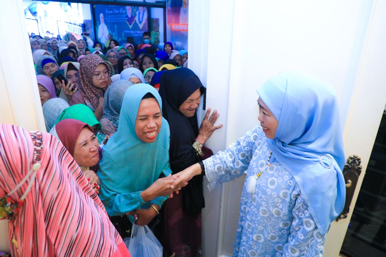 Open House Hari Ketiga, Kediaman Khofifah Diserbu Warga