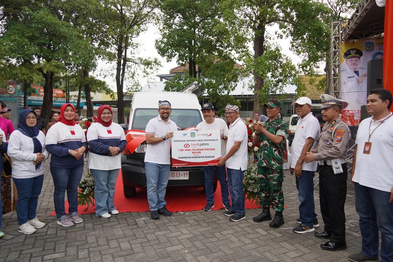 ThumbnailOptimalisasi Pelayanan Perizinan, Bank Jatim Serahkan Bantuan CSR Kepada Pemkab Nganjuk Optimalisasi Pelayanan Perizinan, Bank Jatim Serahkan Bantuan CSR Kepada Pemkab Nganjuk