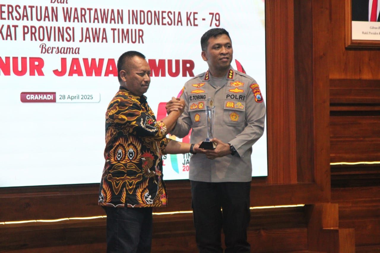 Kombes Christian Tobing Raih PWI Jatim Awards 2025
