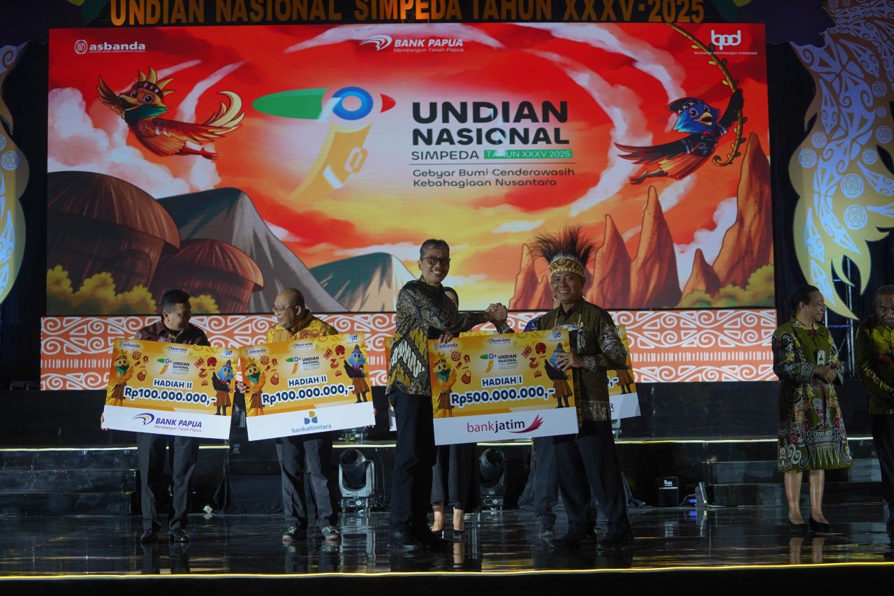 Nasabah Bank Jatim Bawa Pulang Hadiah Utama Undian Simpeda Rp 500 Juta. (Red)