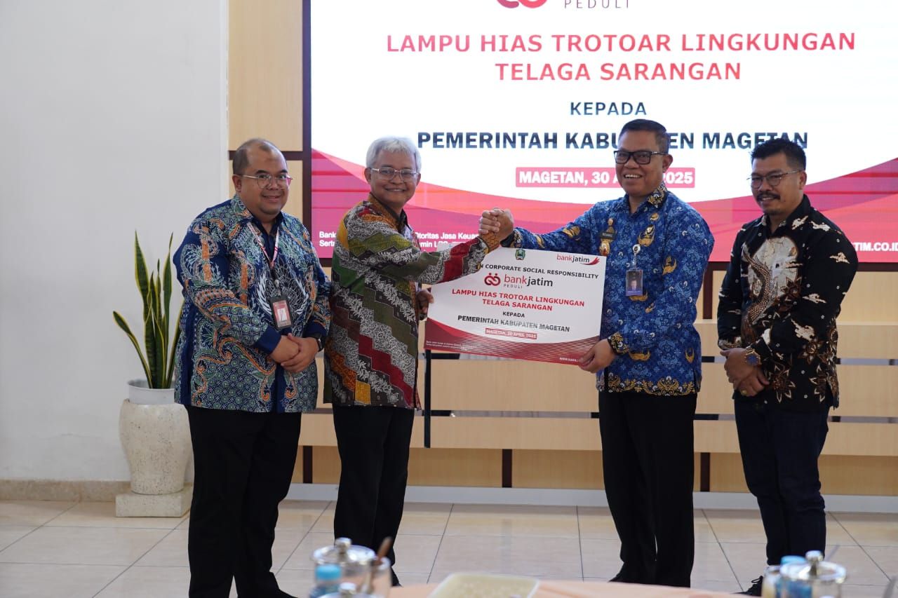 Percantik Trotoar Telaga Sarangan, Bank Jatim Serahkan CSR Lampu Hias