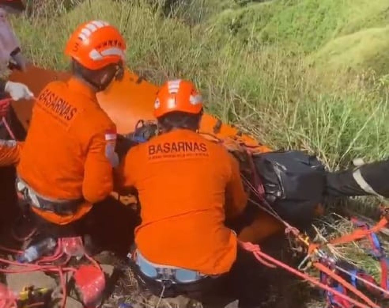 Dramatis, Tim SAR Berhasil Evakuasi Fahrul dari Dasar Jurang Gunung Saeng Bondowoso