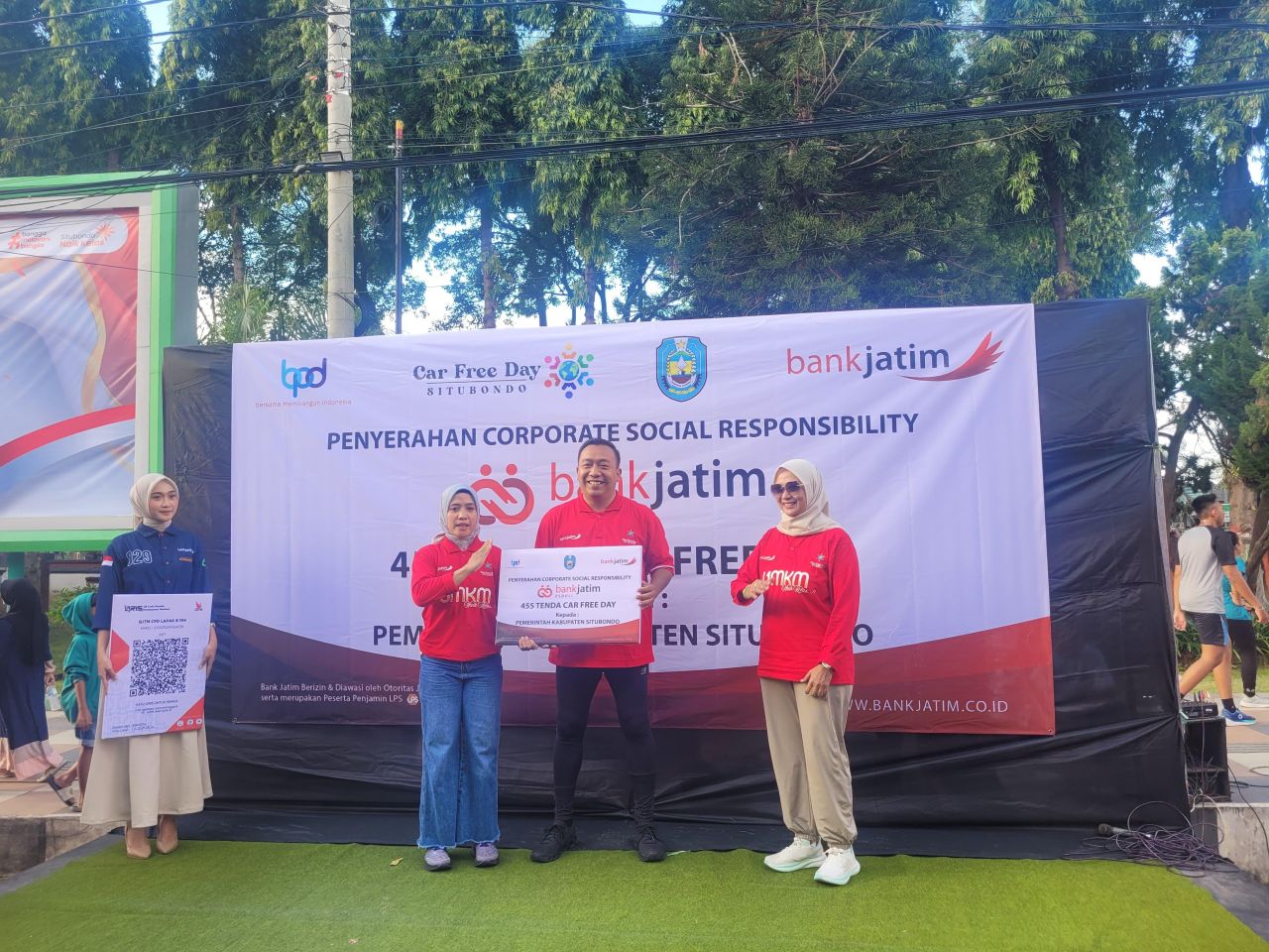 Bank Jatim Serahkan CSR 455 Unit Tenda Portabel untuk UMKM