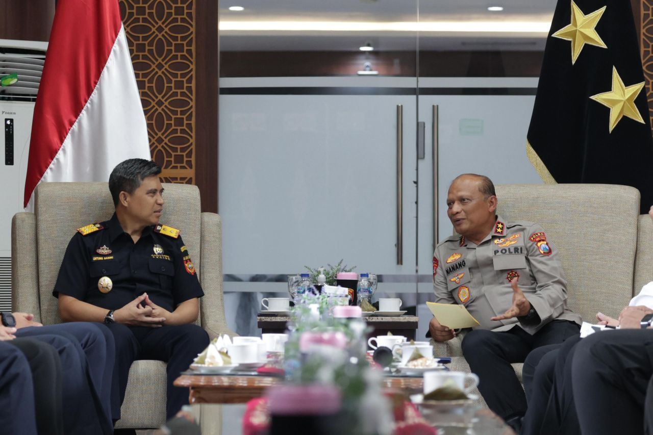 ThumbnailPolda Jatim dan Bea Cukai Tingkatkan Pengawasan Barang Ilegal Polda Jatim dan Bea Cukai Tingkatkan Pengawasan Barang Ilegal