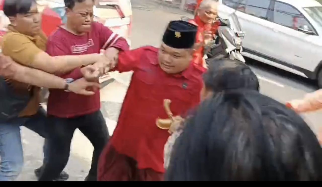 Kader PDIP Surabaya Ancam Bakar Diri Sambil Ancam Wawali Surabaya Armuji