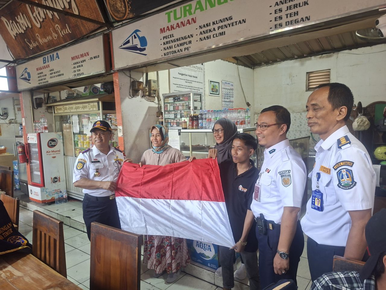 Kadishub Jatim Blusukan Sebar Bendera Merah Putih di Stasiun Gubeng