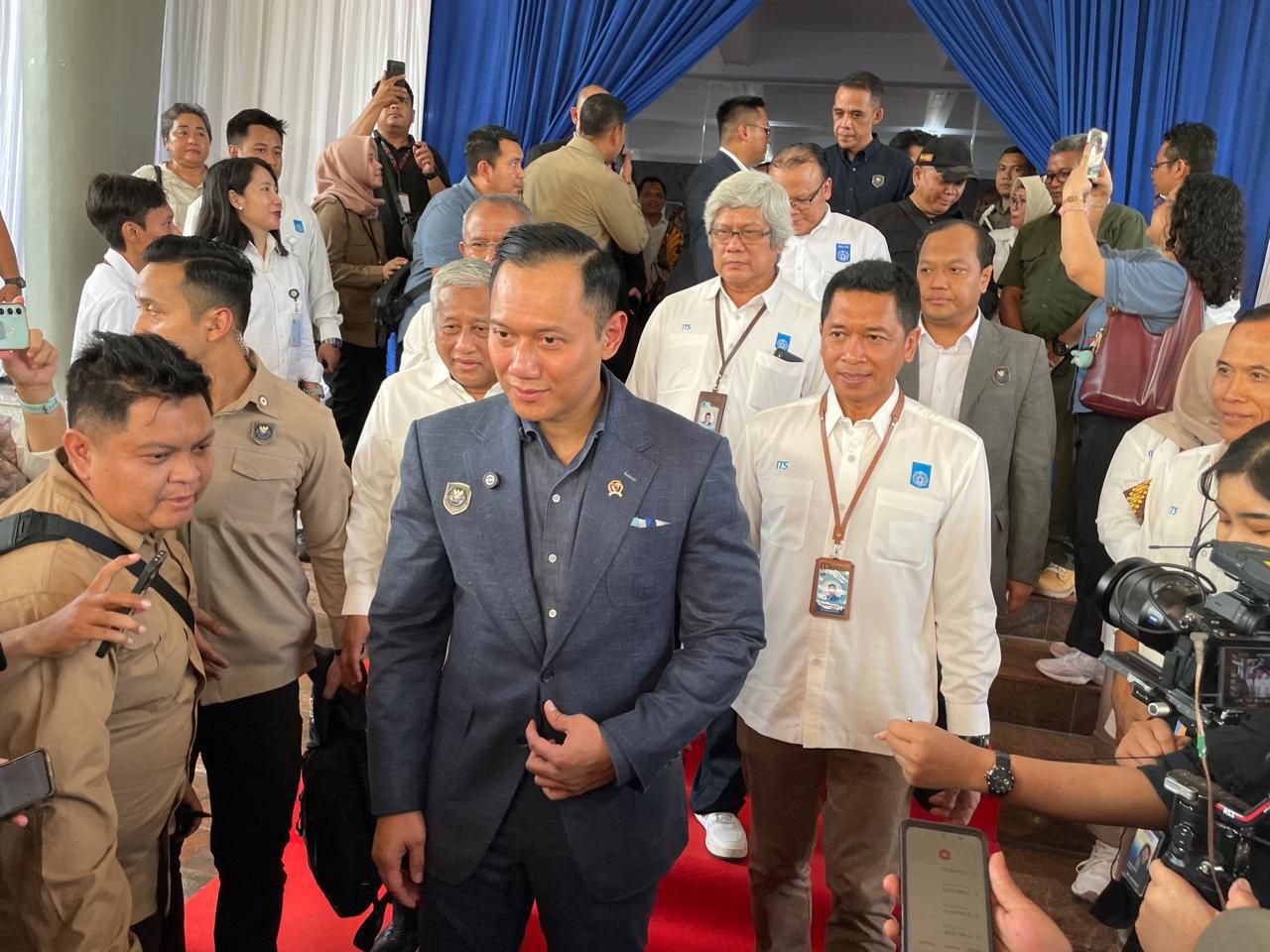 ThumbnailAHY Beri Kuliah Umum di ITS, Ajak Mahasiswa Baru Siap Hadapi Tantangan Global AHY Beri Kuliah Umum di ITS, Ajak Mahasiswa Baru Siap Hadapi Tantangan Global