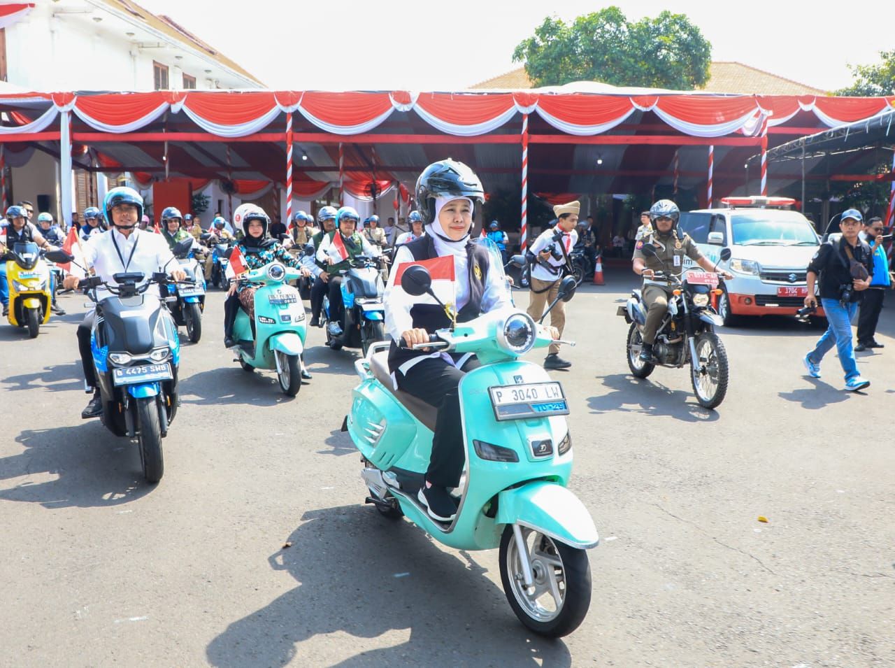 Khofifah Naik Motor Blusukan ke Rumah Perintis Kemerdekaan, Ini yang Dilakukan..
