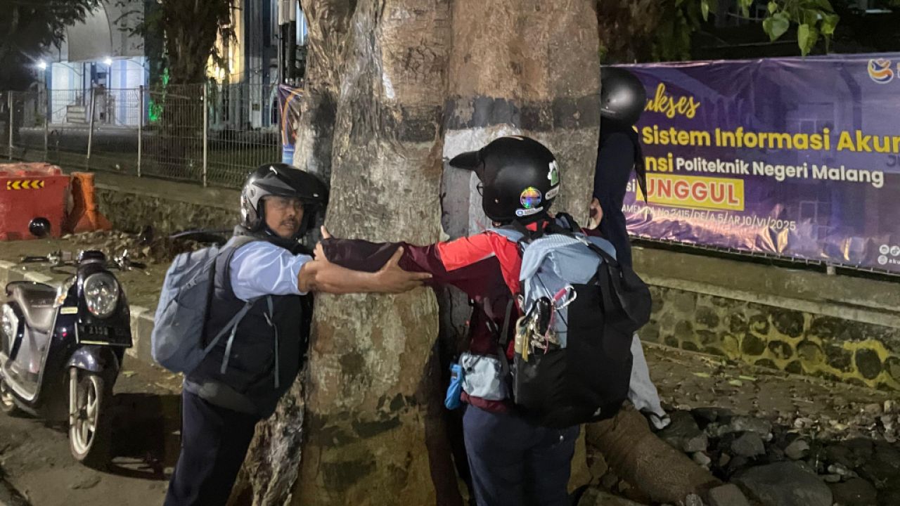 ThumbnailAktivis Aksi Peluk Pohon Protes Penebangan Pohon Demi Proyek Drainase di Malang Aktivis Aksi Peluk Pohon Protes Penebangan Pohon Demi Proyek Drainase di Malang