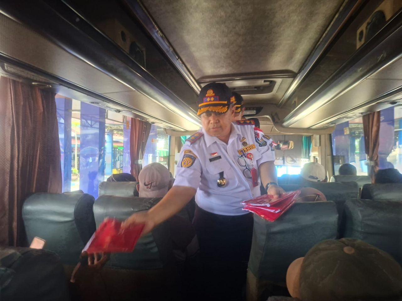 Sebar Bendera Merah Putih, Kadishub Jatim Blusukan Keluar Masuk Bus di Terminal Kertajaya Mojokerto