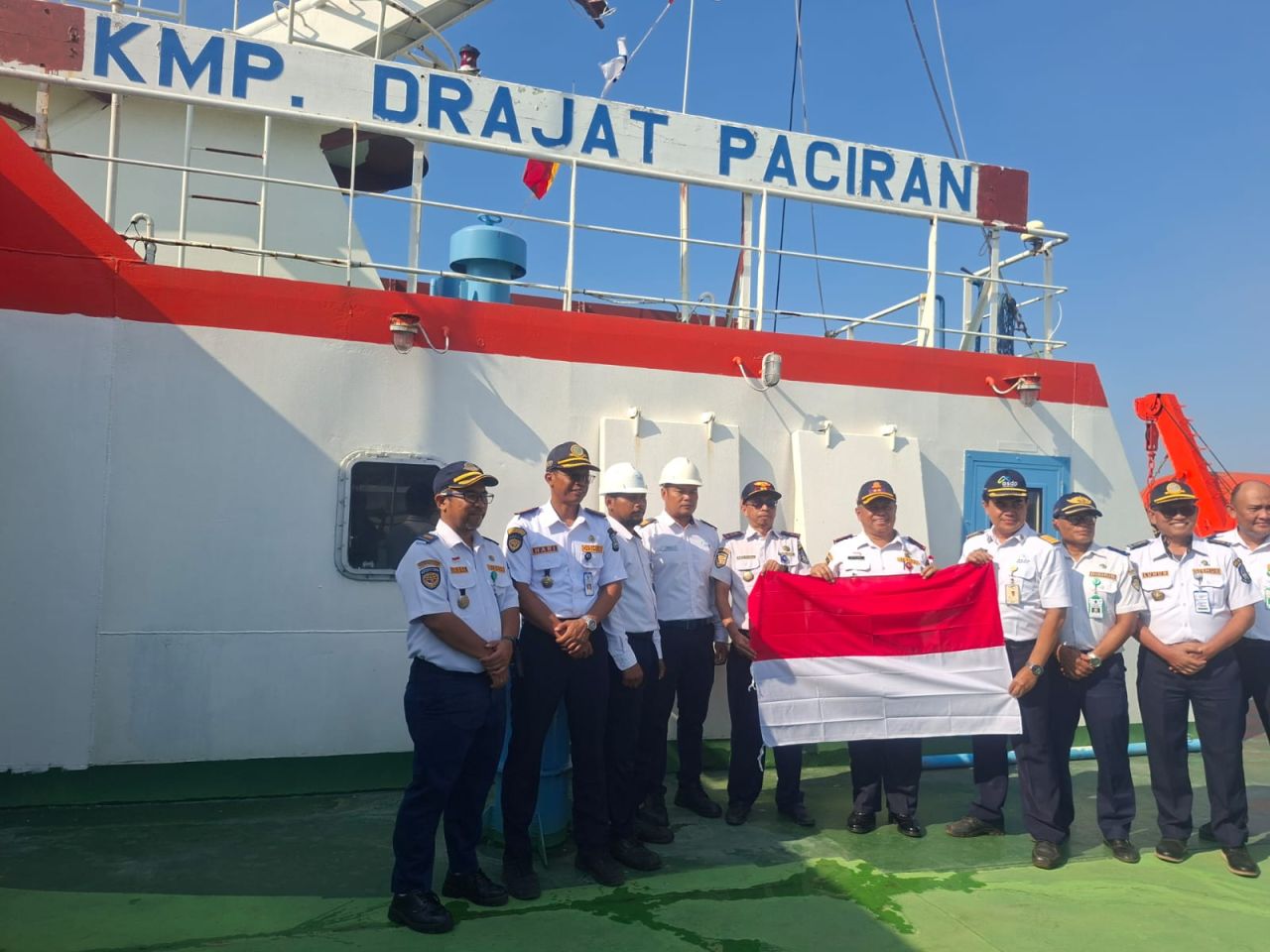 Di Pelabuhan Paciran, Dishub Jatim Sebar Bendera Merah Putih kepada Penumpang Kapal, Sopir Truk, hingga Kapten Kapal
