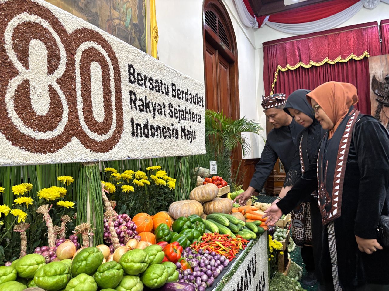 Pakai Batik Obor Sewu, Masyarakat Samin Jadi Tamu Kehormatan Khofifah di Upacara Kemerdekaan