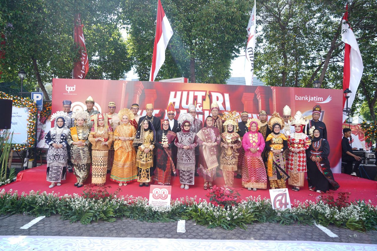 Rayakan 64 Tahun, Bank Jatim Kompak Tampilkan Defile dan Gaungkan Semangat Kebersamaan