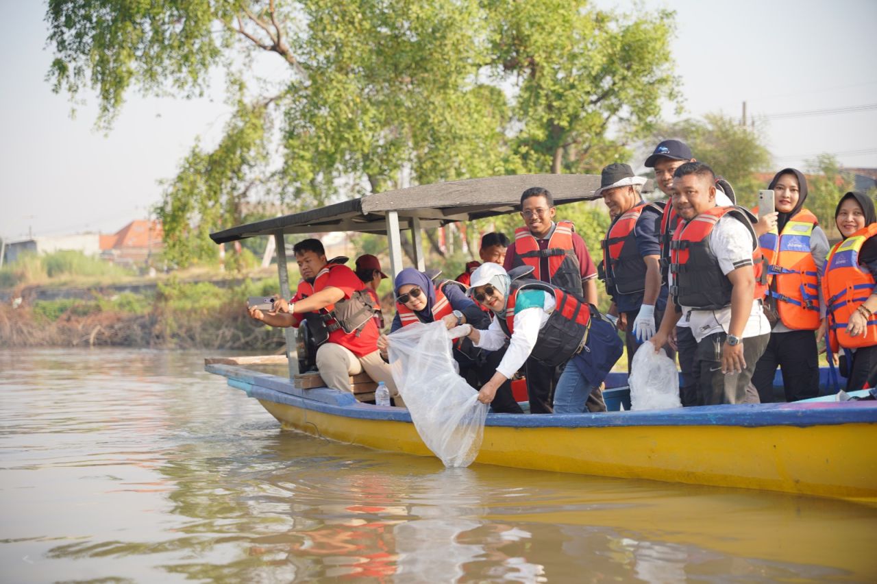 ThumbnailSIER, PJT I, dan Tunas Hijau Tebar 10.000 Ikan Grass Carp di Sungai Jagir SIER, PJT I, dan Tunas Hijau Tebar 10.000 Ikan Grass Carp di Sungai Jagir