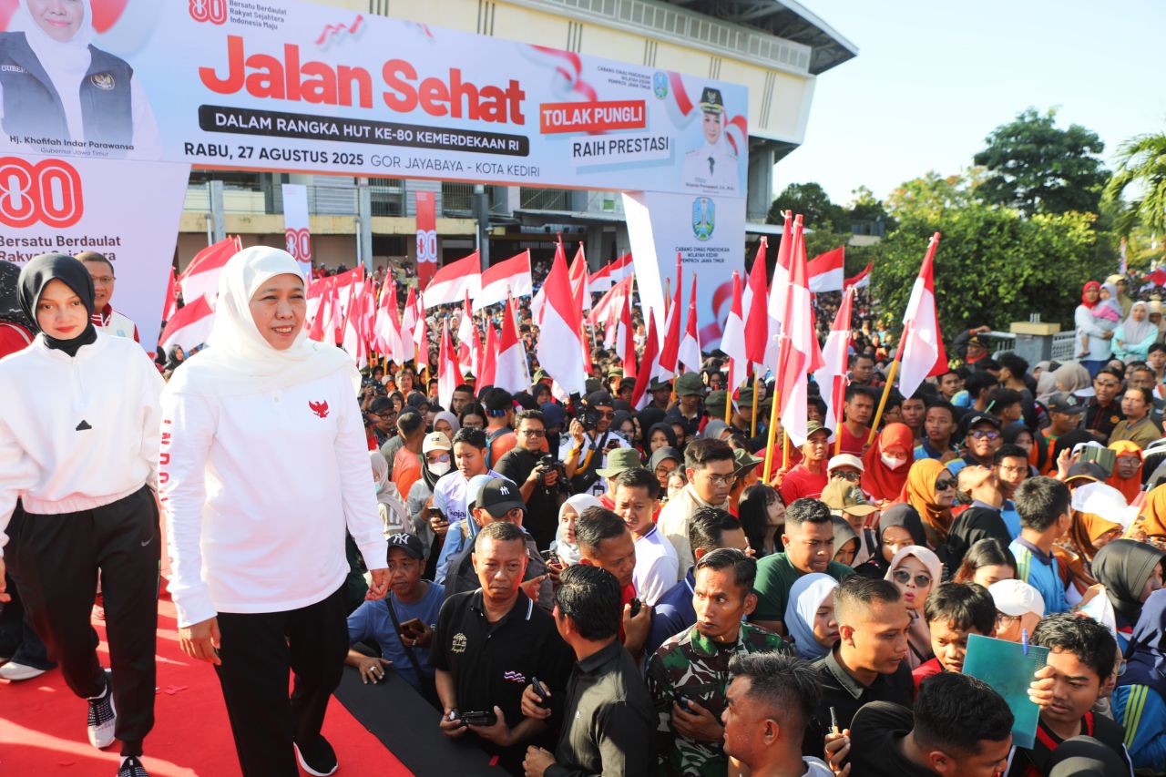 ThumbnailJalan Sehat Bersama Puluhan Ribu Murid dan Guru Se-Kediri, Khofifah Tegaskan SMA/SMK/SLB Negeri Se-Jatim Bebas Pungli Jalan Sehat Bersama Puluhan Ribu Murid dan Guru Se-Kediri, Khofifah Tegaskan SMA/SMK/SLB Negeri Se-Jatim Bebas Pungli