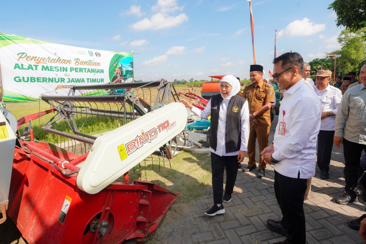 Khofifah Serahkan Bantuan 39 Unit Alsintan Kepada Poktan di Blitar Dan Tulungagung
