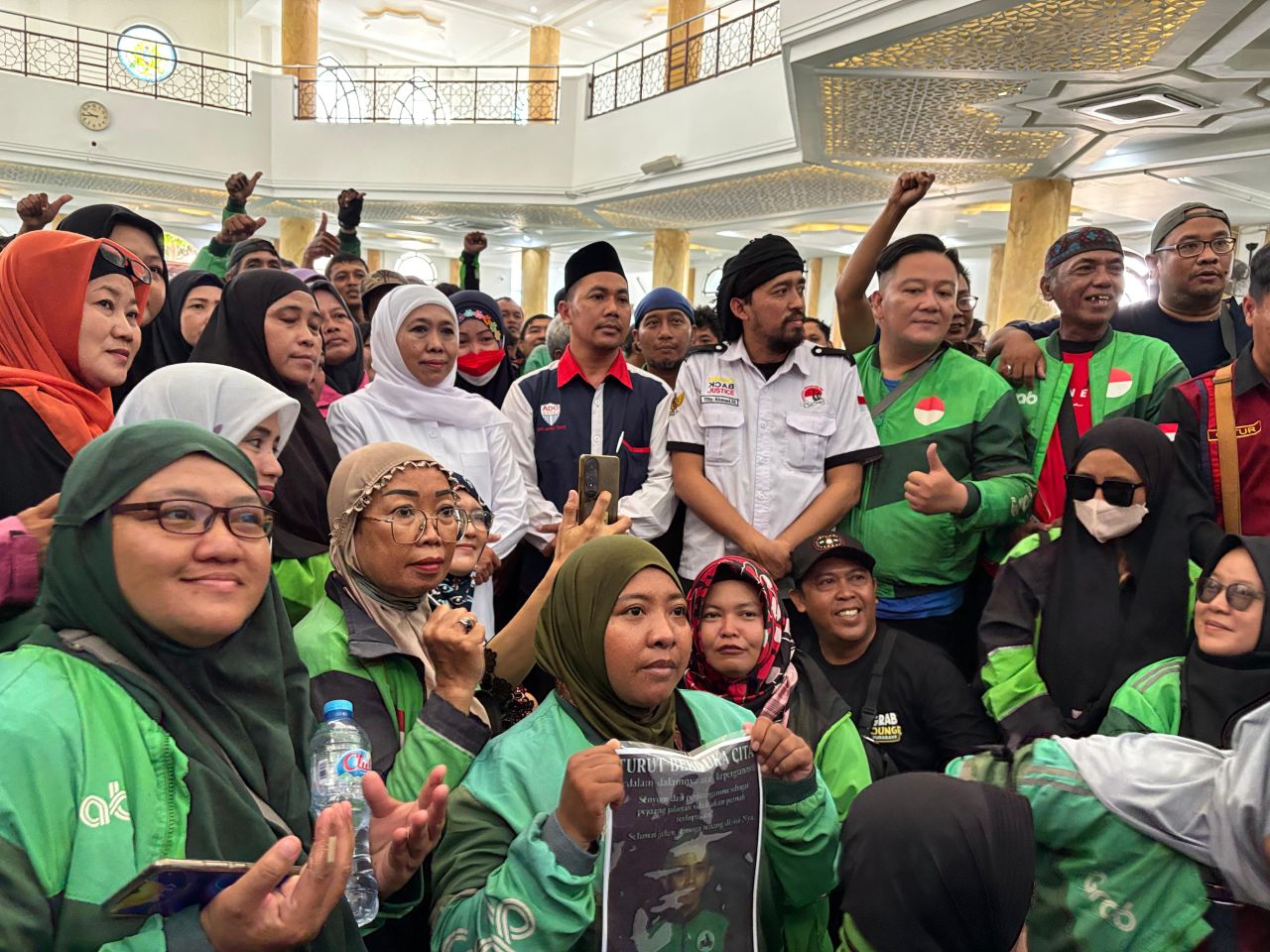 ThumbnailBersama Ratusan Ojol Jatim, Khofifah Gelar Tahlil Kubro untuk Affan Kurniawan Bersama Ratusan Ojol Jatim, Khofifah Gelar Tahlil Kubro untuk Affan Kurniawan