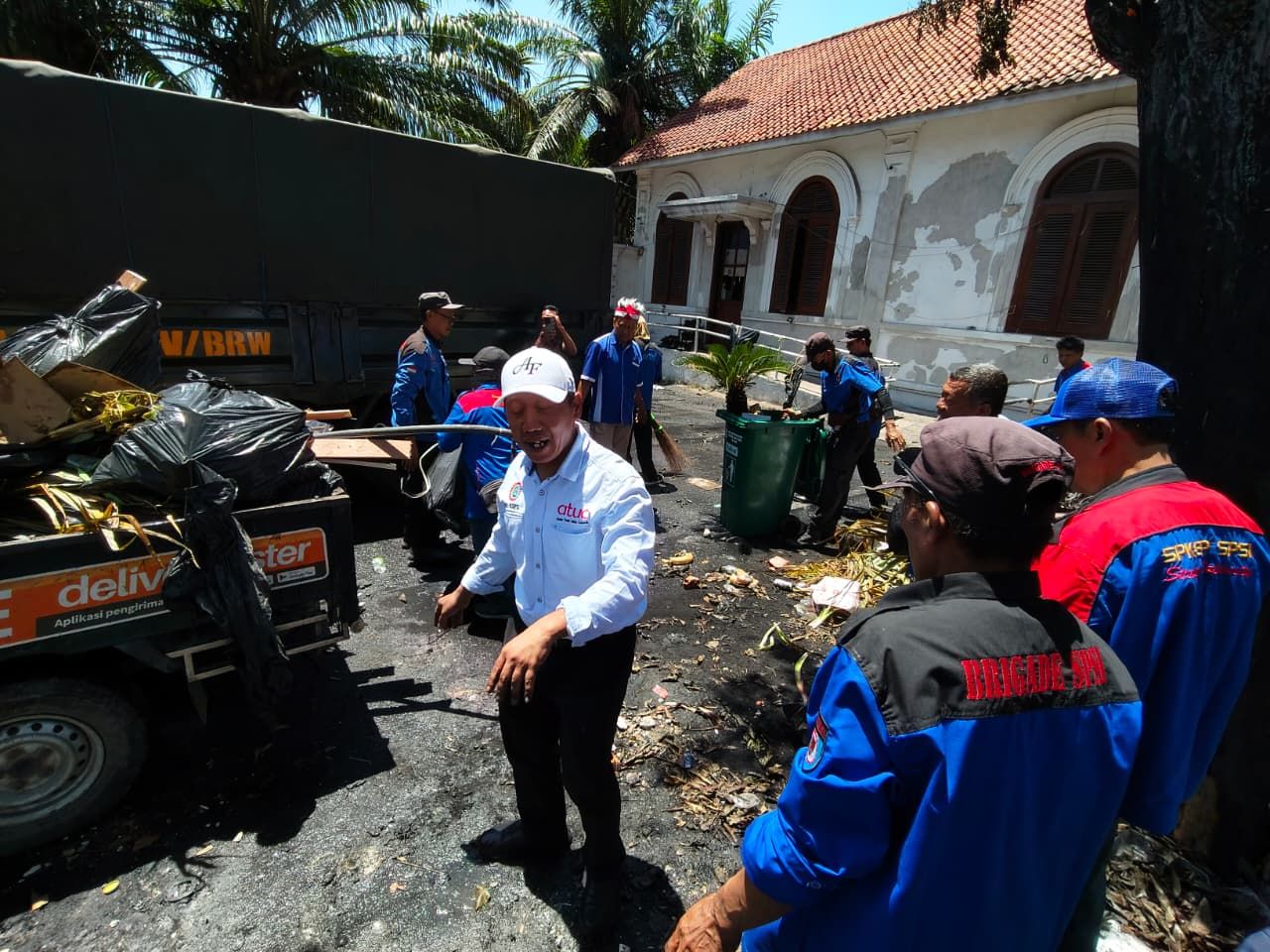 Buruh SPSI dan Gasper Gotong Royong Bersihkan Gedung Grahadi yang Terbakar