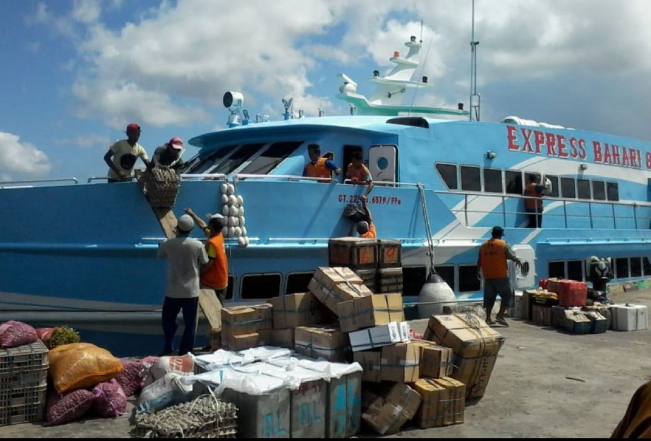 Cuaca Buruk, Penyeberangan Gresik - Bawean Lumpuh