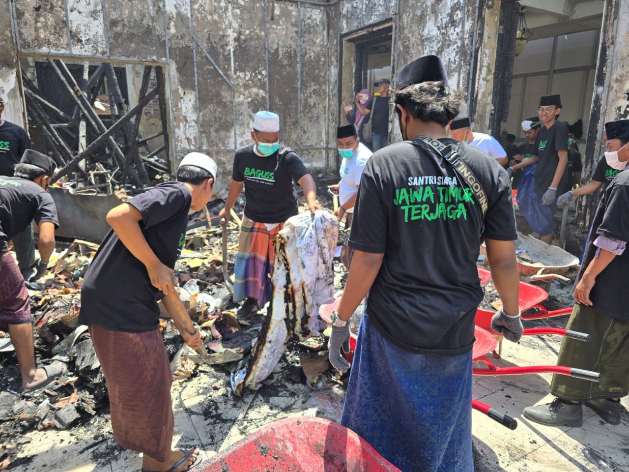 ThumbnailSaat Relawan Gus dan Santri Jatim Bersih-bersih Lokasi Kebakaran Grahadi Saat Relawan Gus dan Santri Jatim Bersih-bersih Lokasi Kebakaran Grahadi