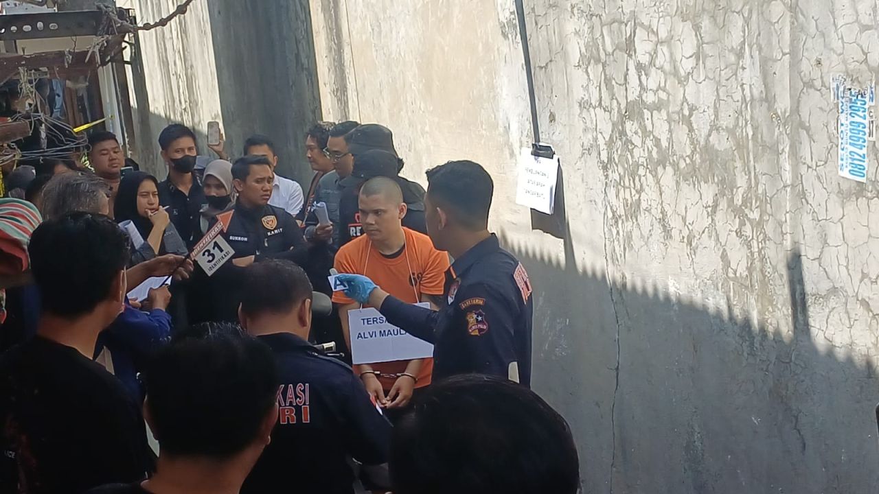 Pembunuh dan Mutilasi Jalani Rekonstruksi di Kos, Pelaku Disoraki Warga
