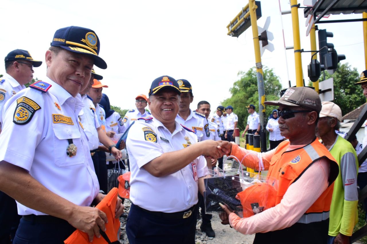 Harhubnas 2025, Dishub Jatim Sebar Alat Keselamatan untuk Penjaga Perlintasan KA