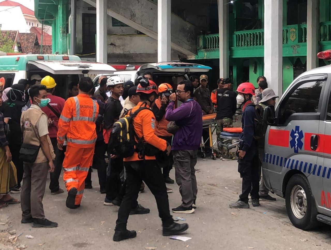 ThumbnailHari Ketiga Tragedi Ponpes Buduran, 91 Orang Diperkirakan Masih Tertimbun Hari Ketiga Tragedi Ponpes Buduran, 91 Orang Diperkirakan Masih Tertimbun