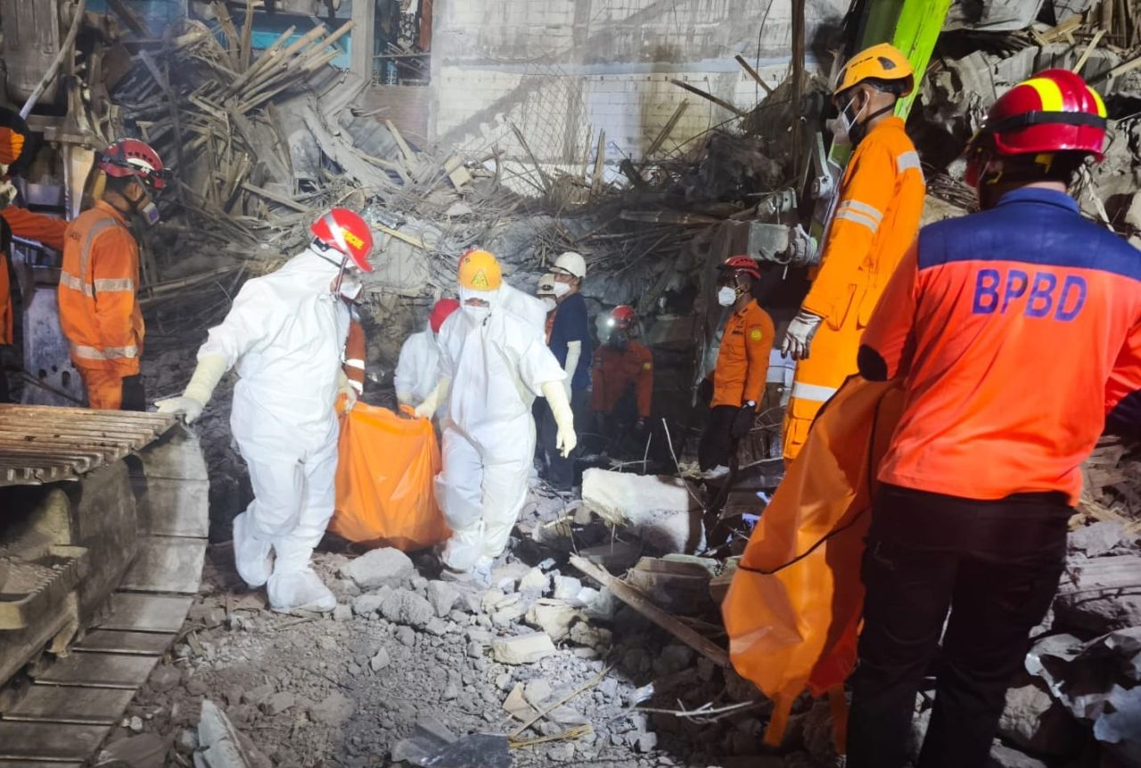 Thumbnail23 Penemuan Dalam Dua Hari Operasi SAR di Ponpes Al Khoziny Sidoarjo 23 Penemuan Dalam Dua Hari Operasi SAR di Ponpes Al Khoziny Sidoarjo